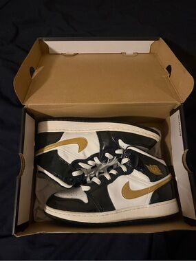 Air Jordan 1 Mid SE "Black Gold Patent Leather"